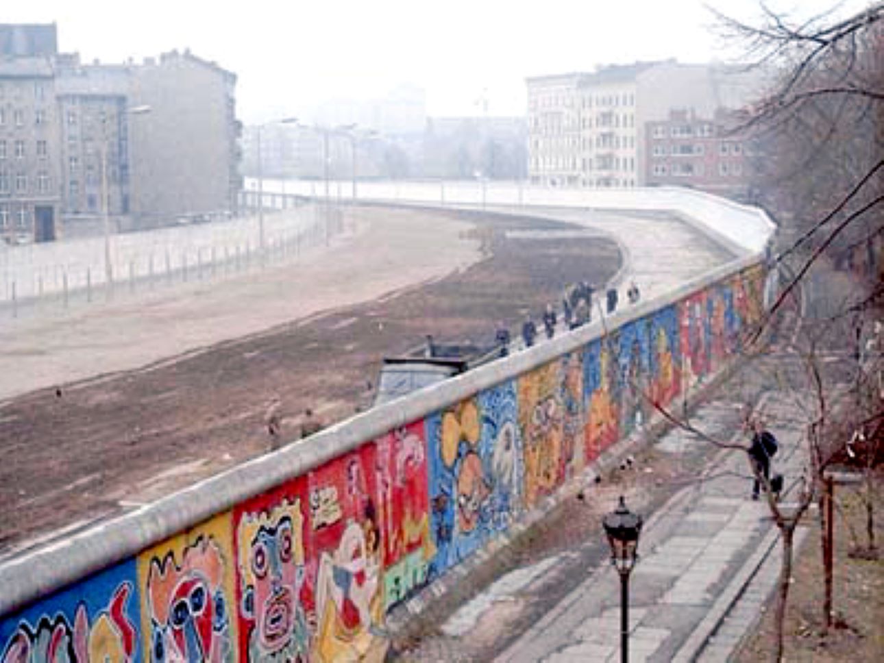 há 60 anos era erguido o muro de berlim símbolo da guerra fria jw