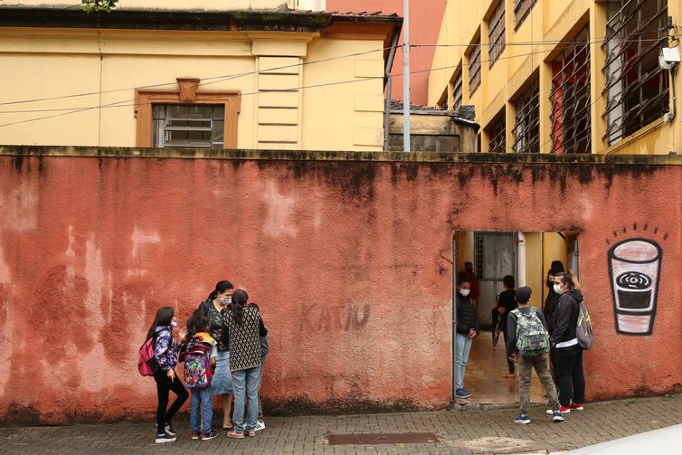 São Paulo - Volta às aulas presenciais obrigatórias na Escola Estadual Doutora Maria Augusta Saraiva, em Bela Vista. - Rovena Rosa/Agência Brasil