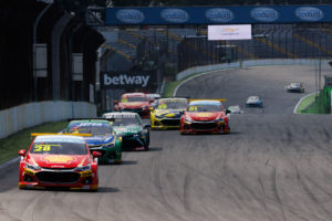 Enzo Elias lidera e vence em sua estreia na Stock Car (Marcelo Machado de Melo/Vicar)