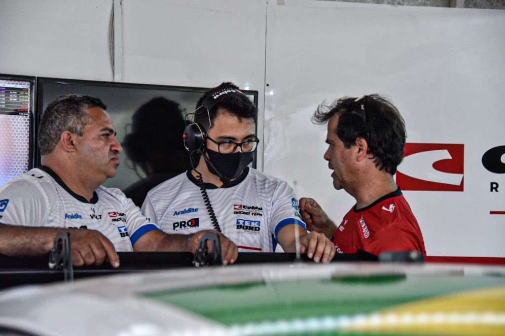 Nonô Figueiredo (à direita) conversa com os dois integrantes, de camisas brancas, da Cobra Racing Team (foto Duda Barros - divulgação TCR South America)