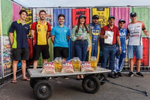 Pilotos em entrega simbólica de doação de alimentos em Goiânia (Marcelo Machado de Melo/Stock Car)