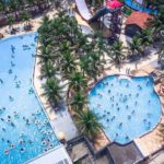 Vista aérea de piscinas em um parque aquático