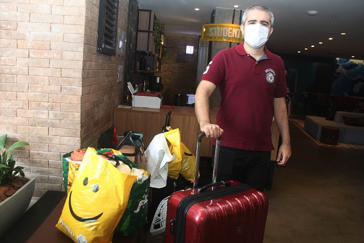 Eduardo Linhares no dia em que estava de mudança para a moradia independente. Foto: arquivo pessoal