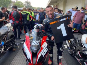 Felipe Comerlatto acelera tudo e leva o primeiro lugar na Light (Foto: Ernani Teixeira / SuperBike Brasil) 