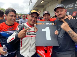 Em corrida de tirar o fôlego, Ramiro Gondola ganha a última corrida do ano na SuperBike Pro (Foto: Ernani Teixeira / SuperBike Brasil) 