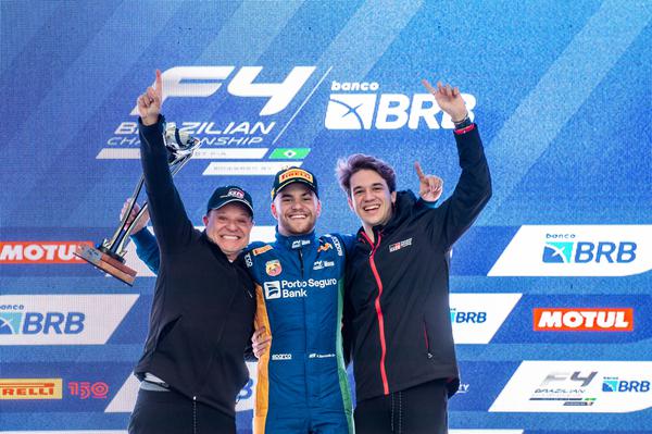 Rubens, Fefo e Dudu no emocionante pódio no BRB Fórmula 4 Brasil em Interlagos(Duda Bairros/Vicar)