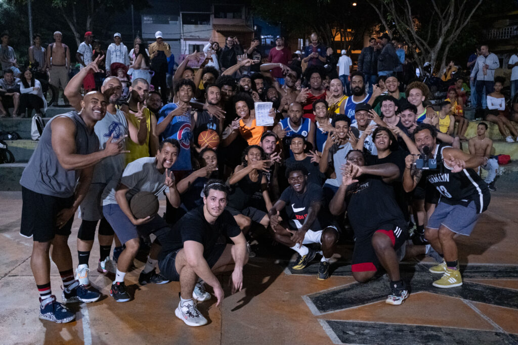 Jogador da NBA joga basquete na periferia de Diadema