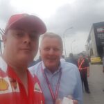 Johnny Herbert, companheiro do Rubinho na Stewart, um dos amigos a cumprimentá-lo na pesagem após a vitória.