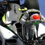 Rubens mostra o capacete em homenagem a Felipe Massa. Site Motorsport Images e fotógrafo Daniel Kalisz