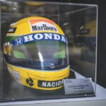 Capacete de Senna ficou no showroom durante o lançamento da exposição (YO! Studio)