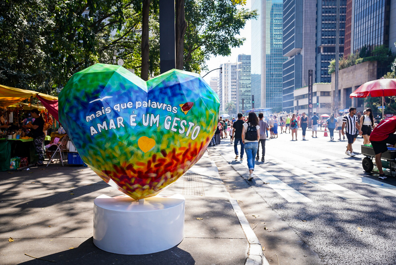 “Mais que palavras, amar é um gesto” - artista: MENA