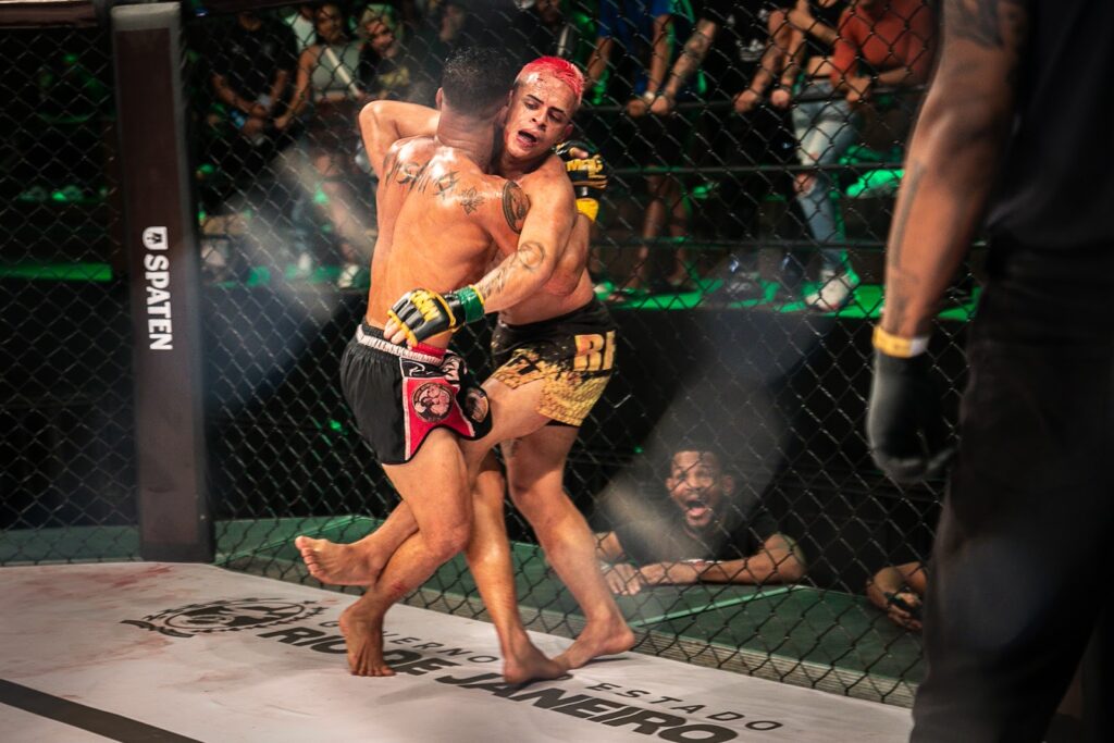 Diogo Yashiro protagonizou um bom confronto com Rafael Mendes e levantou o público da arena durante três rounds (Crédito Sandra Guedes)