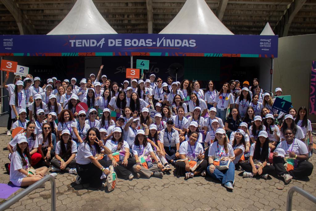 Bruna Frazão entre participantes da FIA GOT BR Experiência para Estudantes F-E(Luna Cofré / CFA)