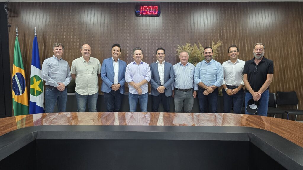 Da esquerda para a direita: Gian Pasquali (promotor VNT), Luís Ernesto Morales (presidente da Comissão Nacional de Circuitos da CBA), Giovanni Guerra, governador Mauro Mendes, Lincoln Oliveira, Fernando Scheffer (presidente da FAEMT), Reck Junior (piloto promotor VNT) - FOTO SECOM MT