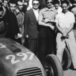 Chico Landi (de branco) em 1948, em sua jornada no automobilismo internacional (Wikipedia Commons