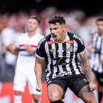 Tiquinho Soares com camisa do patrocinador 7K Foto: Raul Baretta Santos FC