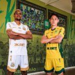 Jogadores do Mirassol posam com a nova coleção dos uniformes com a 7K — Foto: Pedro Zacchi/Mirassol