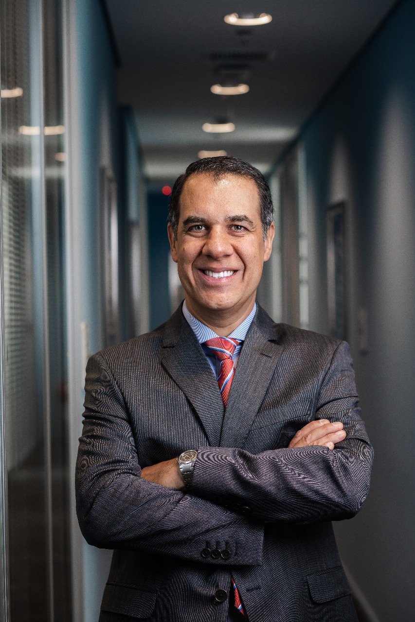 O advogado Gustavo Nicolau, licenciado nos Brasil e nos EUA, é sócio do escritório com sede na Flórida Green Card US, Mestre e Ph.D. pela Faculdade de Direito da Universidade de São Paulo e Mestre em Direito pela Universidade de Chicago