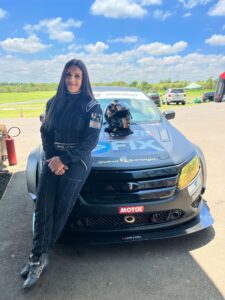 Primeira mulher trans a competir no automobilismo brasileiro, Carol construiu sozinha o carro com que compete, símbolo de resistência, inovação e representatividade no esporte. Foto - reprodução Carol Nunes