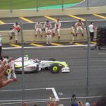 Rubens Barrichello indo para o grid de Interlagos com sua Brawn GP após a pole em 2009.