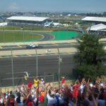 Rubens Barrichello saudado pelo público em Interlagos na volta aos boxes com sua Williams após o GP Brasil 2010.