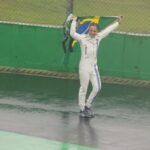 Momento de emoção de Felipe Massa no GP Brasil 2016 no retorno a pé aos boxes e saudado pelo público.