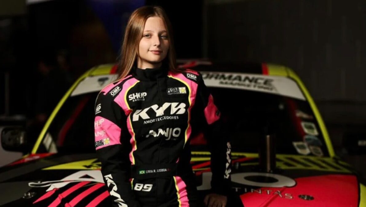 Aos 16 anos, piloto brasileira de drift aposta no inglês para evoluir dentro e fora das pistas
